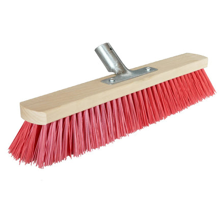 Straßenbesen 60 cm aus Buchenholz mit roten Elaston‑Borsten und Metallhalter Ø 24 mm für groben Schmutz auf Asphalt, Beton und großen Außenflächen