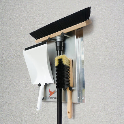 Industry Kehrset mit 5S‑Wandhalterung – Saalbesen, Handfeger & Kehrschaufel als Ordnungssystem für saubere, organisierte Arbeitsplätze.