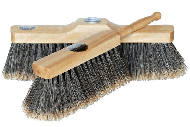 2‑teiliges Stubenbesen‑Set mit geschlitztem Rosshaar – besonders weich, staubbindend und perfekt für empfindliche Bodenflächen.