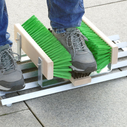 Schuhe werden am Eingang mit dem Schuhreiniger - Fußabtreter mit Gitterrost und Bürsten gereinigt.