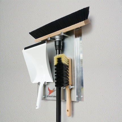 STRUKTURHELD® INDUSTRY STANDARD – Besenhalterung mit Besen, Handfeger & Kehrschaufel. Für Industrie & Verwaltung. Made in Germany.