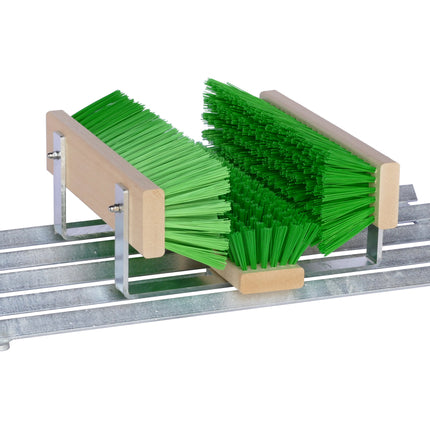 Robuste Schuhreinigungsstation mit grünen Bodenbürsten und seitlichen Reinigungsbürsten – ideal für Baustellen, Landwirtschaft und Industrie