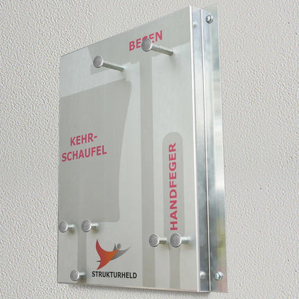 Industrie Besen Wandhalterung aus Aluminium mit 5S Ordnungssystem. Beschriftete Schattenplätze