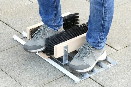 Schuhreiniger - Fußabtreter mit Gitterrost und Bürsten an Eingängen.  Ideal zum Reinigen von Schuhen im Außenbereich