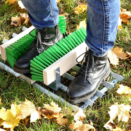 Schuhe werden im Außenbereich mit dem Schuhreiniger - Fußabtreter mit Gitterrost und Bürsten gereinigt