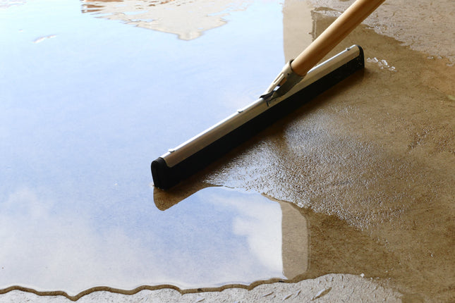 Wasserschieber aus Metall mit Gummilippe – ideal für Außenbereich. Jetzt online direkt kaufen