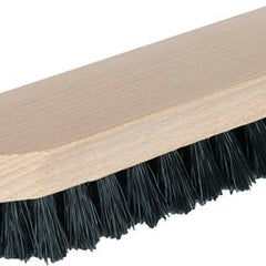 Schmutzbürste mit festen Kunststoffborsten und unlackiertem Holzgriff – ideal zur groben Reinigung von Schuhen, Werkstattflächen und Gartenwerkzeugen