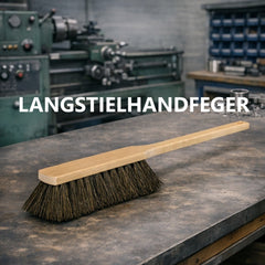 Langstielhandfeger vor Industrieanlage – ideal zur Reinigung von Arbeitsbereichen in Werkstatt, Fertigung und Gewerbe.