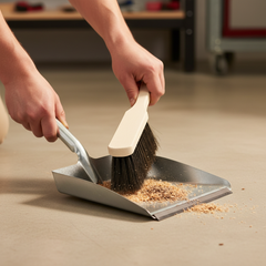Metall‑Kehrschaufel mit Gummilippe und Handfeger – robust für Haushalt, Werkstatt & Industrie. Ideal für Staub, Krümel und groben Schmutz.