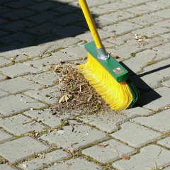 Krallenbesen mit harten Krallen-Borsten für Hof, Garten & Pflastersteine – ideal gegen Laub, Nadeln und groben Außenschmutz.
