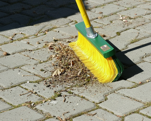 Krallenbesen mit harten Krallen-Borsten für Hof, Garten & Pflastersteine – ideal gegen Laub, Nadeln und groben Außenschmutz.