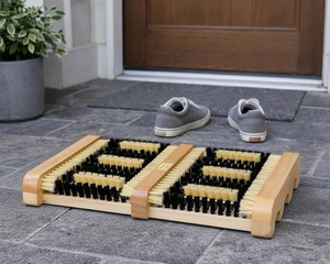 Schuhabstreifer aus Holz mit kräftigen Bürsten – für Außen & Innen, Eingangsbereich & Terrasse, Made in Germany