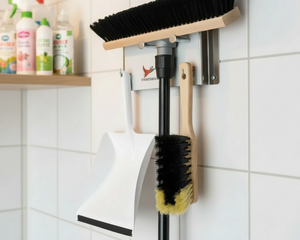 STRUKTURHELD® Lite Besen-Wandhalterung – Kehrset für Haushalt & Werkstatt, platzsparend Made in Germany