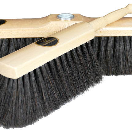 Stubenbesen‑Set Tradition aus Buchenholz mit reinem Rosshaar – sanfte, staubbindende Reinigung für Parkett, Laminat und glatte Böden.
