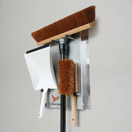 Kokos Kehrset mit 5S‑Wandhalterung aus Aluminium – Besen, Handfeger & Kehrschaufel griffbereit im professionellen Ordnungssystem.