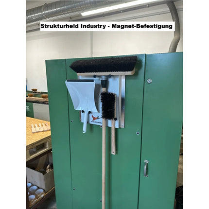 Aluminium Gerätehalter für Besen, Handfeger und Kehrschaufel – 5S Ordnungssystem für saubere, sichere Arbeitsbereiche in Industrie & Gewerbe.