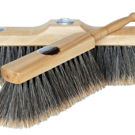 2‑teiliges Stubenbesen‑Set mit geschlitztem Rosshaar – besonders weich, staubbindend und perfekt für empfindliche Bodenflächen.
