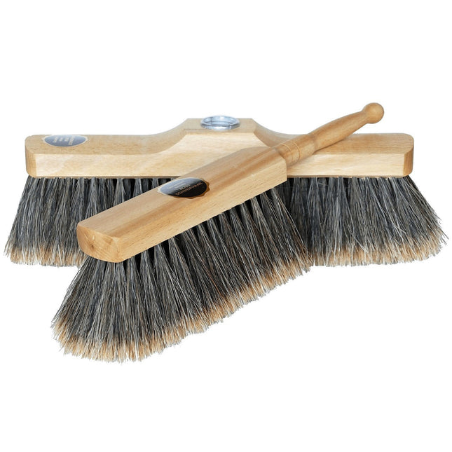 2‑teiliges Stubenbesen‑Set mit geschlitztem Rosshaar – besonders weich, staubbindend und perfekt für empfindliche Bodenflächen.