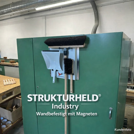 STRUKTURHELD® Industry Kehrset – langlebige, platzsparende Reinigungslösung für kommunale & industrielle Bereiche.