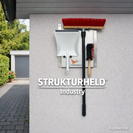 Straßenbesen‑Set mit Handfeger, Kehrschaufel und Wandhalterung – robuste Reinigungslösung für Außenbereiche.