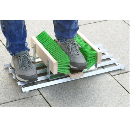 Outdoor Fußabtreter & Schuhabstreifer aus Metall mit Gitterrost und Bürsten – wetterfester Schuhreiniger für Außen zur Grobschmutz und Profilreinigung.