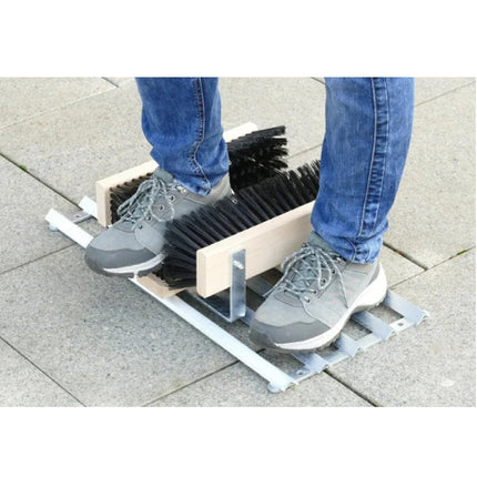 Outdoor Fußabtreter & Schuhabstreifer aus Metall mit Gitterrost und Bürsten – wetterfester Schuhreiniger für Außen zur Grobschmutz  und Profilreinigung.