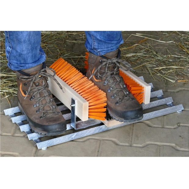 Outdoor Fußabtreter & Schuhabstreifer aus Metall mit Gitterrost und Bürsten – wetterfester Schuhreiniger für Außen zur Grobschmutz  und Profilreinigung.