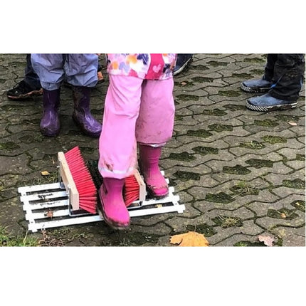 Outdoor Fußabtreter & Schuhabstreifer aus Metall mit Gitterrost und Bürsten – wetterfester Schuhreiniger für Außen zur Grobschmutz  und Profilreinigung.