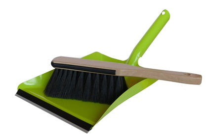 Handfeger mit grüner Metall-Kehrschaufel und Kantenschutz