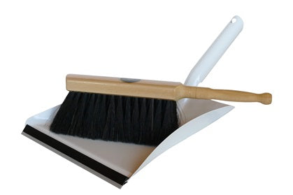 Kehrset Tradition mit Rosshaar-Handfeger & weißer Metall-Kehrschaufel mit Gummilippe – Qualität Made in Germany.