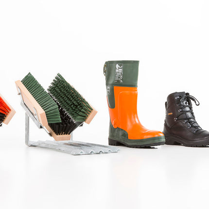 Robuster Schuhabstreifer aus Metall mit strapazierfähigen Bürsten für effektive Reinigung und Pflege von Schuhsohlen.