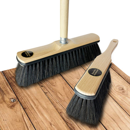 Holz‑Stubenbesen‑Set mit Rosshaarmischung – staubbindend, schonend und ideal für Parkett, Laminat, Vinyl und Fliesen.