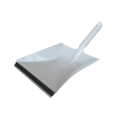 Werkstattbesen‑Set mit Arenga‑Borsten, Kehrschaufel und Handfeger – sauber organisiert an stabiler Aluminium‑Wandhalterung.