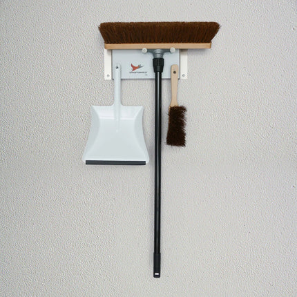 Kokosbesen 40 cm, Handfeger und Kehrschaufel platzsparend an Aluminium‑Wandhalterung – praktisches Kehrset für Zuhause.