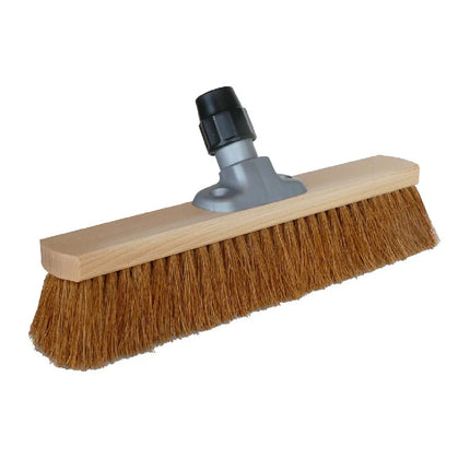 Komplettes Kokos‑Kehrset mit Besen, Handfeger und Metall‑Kehrschaufel – sauber verstaut an stabiler Alu‑Wandhalterung.