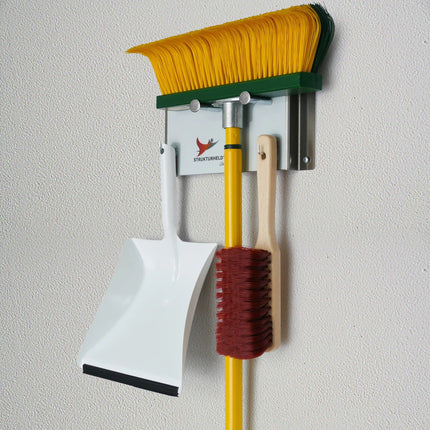 STRUKTURHELD Lite Krallenbesen‑Set mit Handfeger, Kehrschaufel und Alu‑Wandhalter – ideal für Hof & Terrasse.