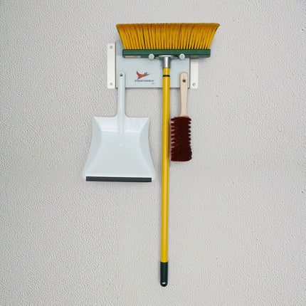 Krallenbesen 35 cm, Handfeger und Kehrschaufel wetterfest an Aluminium‑Wandhalterung – stark gegen Fugen‑Schmutz.