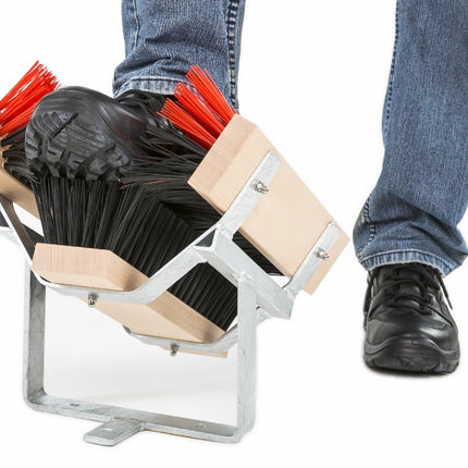 Schuhreiniger im Einsatz mit Arbeits-Schuhen – entfernt zuverlässig Schmutz und Erde