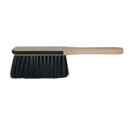 40 cm Rosshaar‑Saalbesen, Handfeger und Kehrschaufel – hygienisch & platzsparend verstaut an Aluminium‑Wandhalterung.