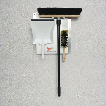 Saalbesen 40 cm, Handfeger und Kehrschaufel platzsparend an Aluminium‑Wandhalterung – praktisches Kehrset.