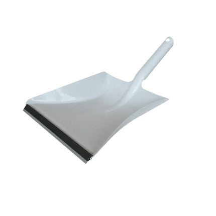 40 cm Straßenbesen mit Elaston‑Borsten, Handfeger und Kehrschaufel – wetterfest verstaut an Aluminium‑Wandhalter.