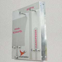 Industrie Besen Wandhalterung aus Aluminium mit 5S Ordnungssystem. Beschriftete Schattenplätze