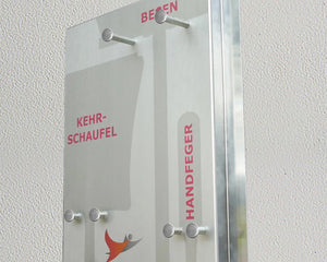 Industrie Besen Wandhalterung aus Aluminium mit 5S Ordnungssystem. Beschriftete Schattenplätze