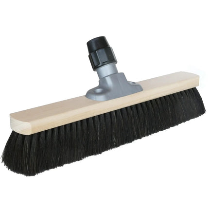 STRUKTURHELD Lite Kehrset mit Industriebesen, Handfeger und Metall‑Kehrschaufel – platzsparend verstaut an Alu‑Wandhalter.