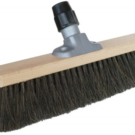 Werkstattbesen 60 cm Arenga – robuste Naturborsten für groben, feuchten Schmutz; stabiler Buchenholzkörper und Universalhalter Ø 24 mm.