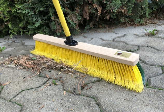 Fritze® Krallenbesen XL mit tief eindringenden PVC‑Borsten – entfernt Laub, Nadeln & Schmutz effektiv aus Fugen, ideal für große Außenflächen.