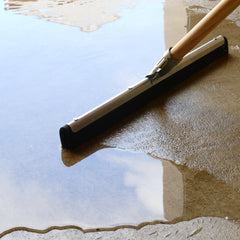 Wasserschieber aus Metall mit Gummilippe – ideal für Außenbereich. Jetzt online direkt kaufen