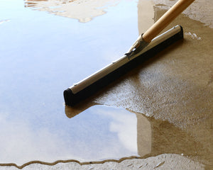 Wasserschieber aus Metall mit Gummilippe – ideal für Außenbereich. Jetzt online direkt kaufen